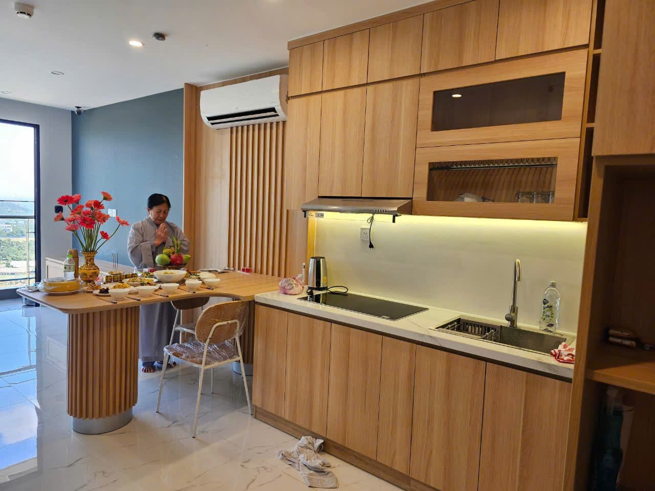 Tủ bếp hiện đại kết hợp bàn đảo và khu vực bàn ăn