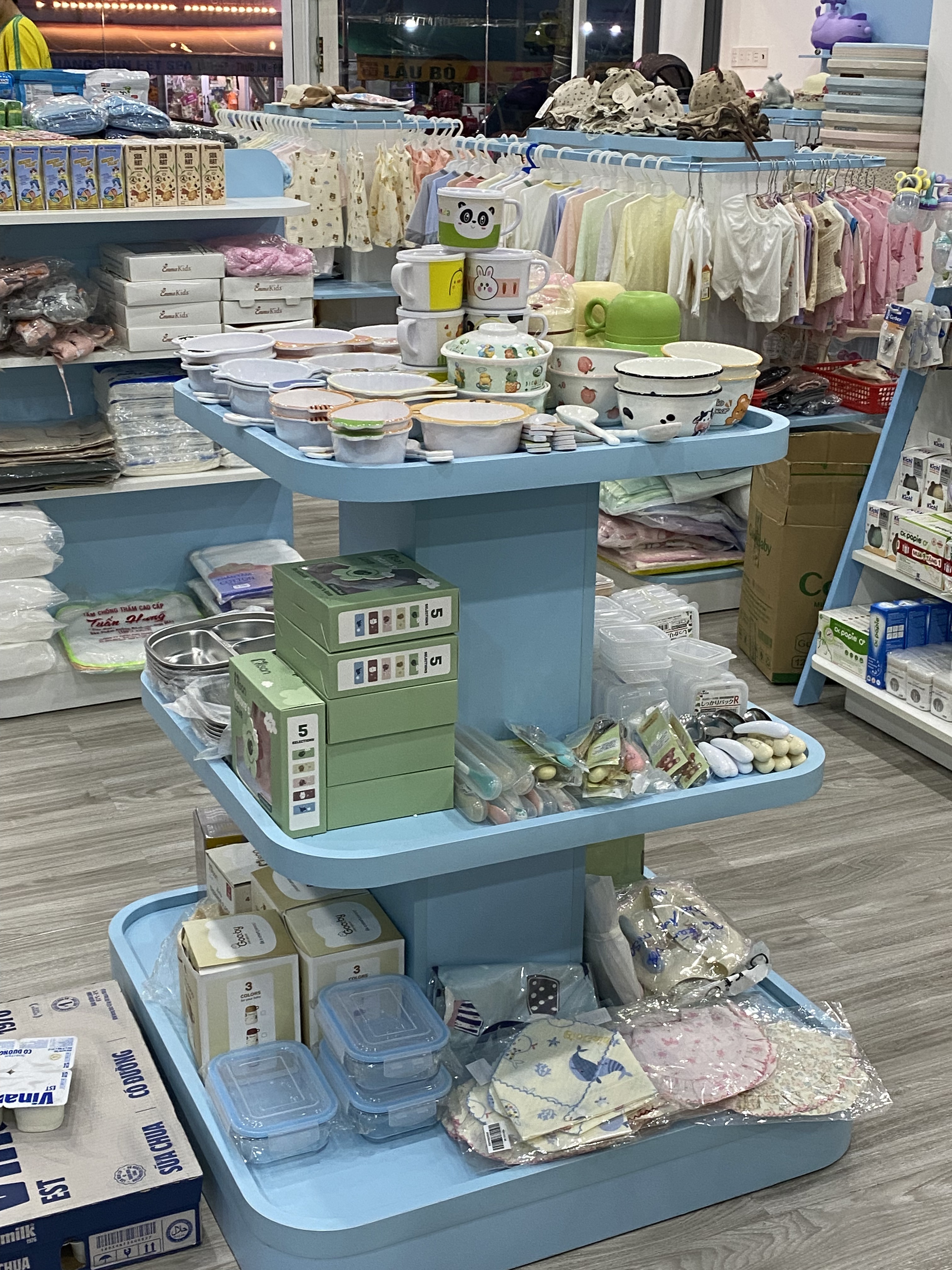 Đảo kệ trung tâm trưng bày hàng hóa trong cửa hàng bé cưng.mart