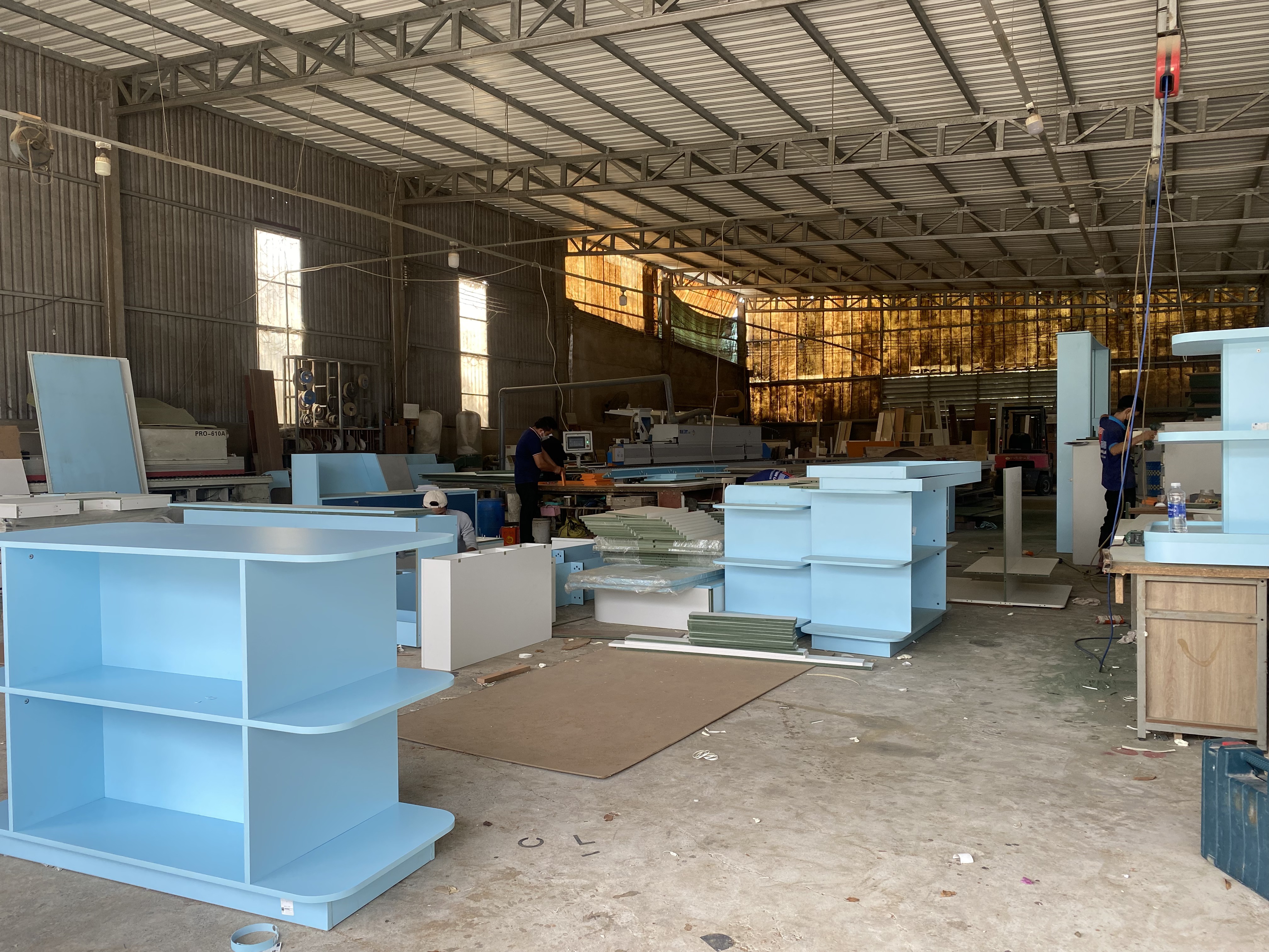 Gia công hệ kệ trưng bày tại xưởng cho dự án cửa hàng mẹ và bé bé cưng.mart