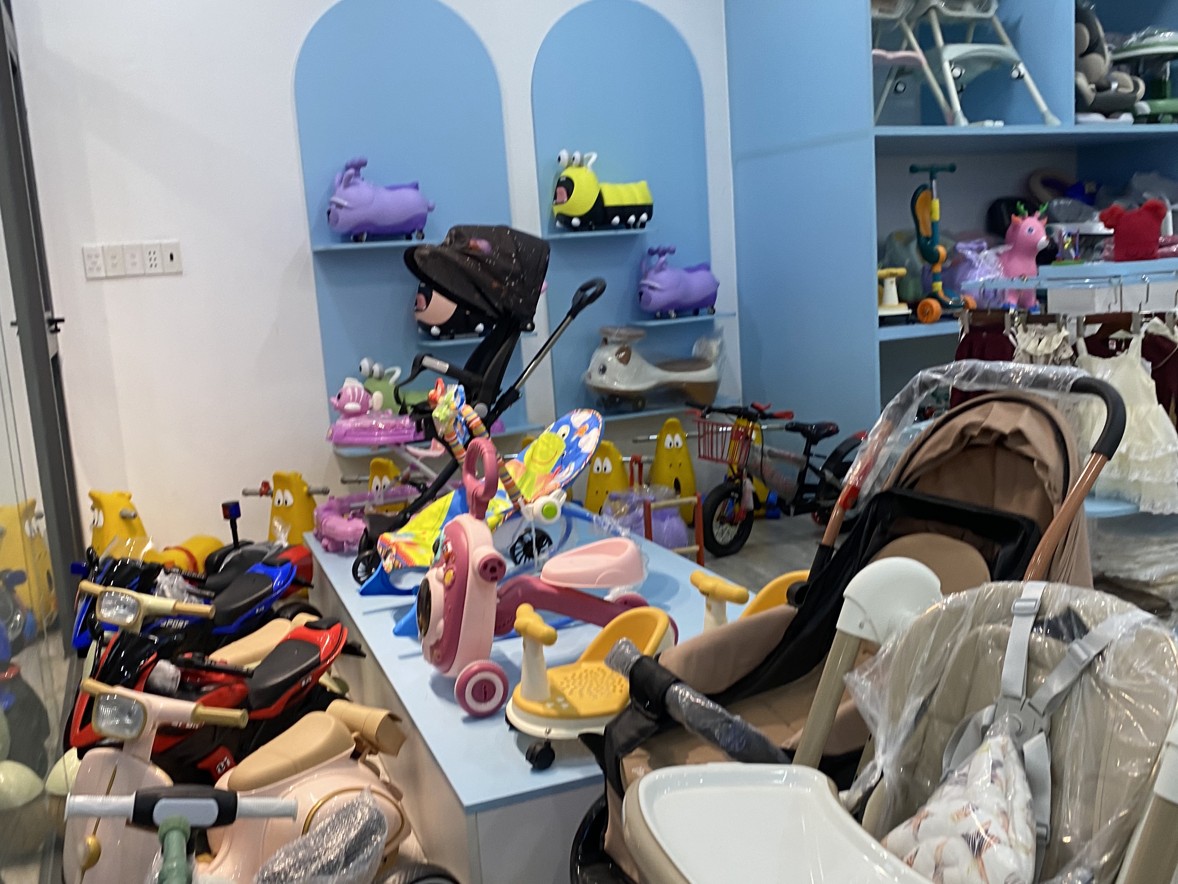 Khu trưng bày xe đẩy, ghế ăn, car seat và phụ kiện trong cửa hàng mẹ và bé