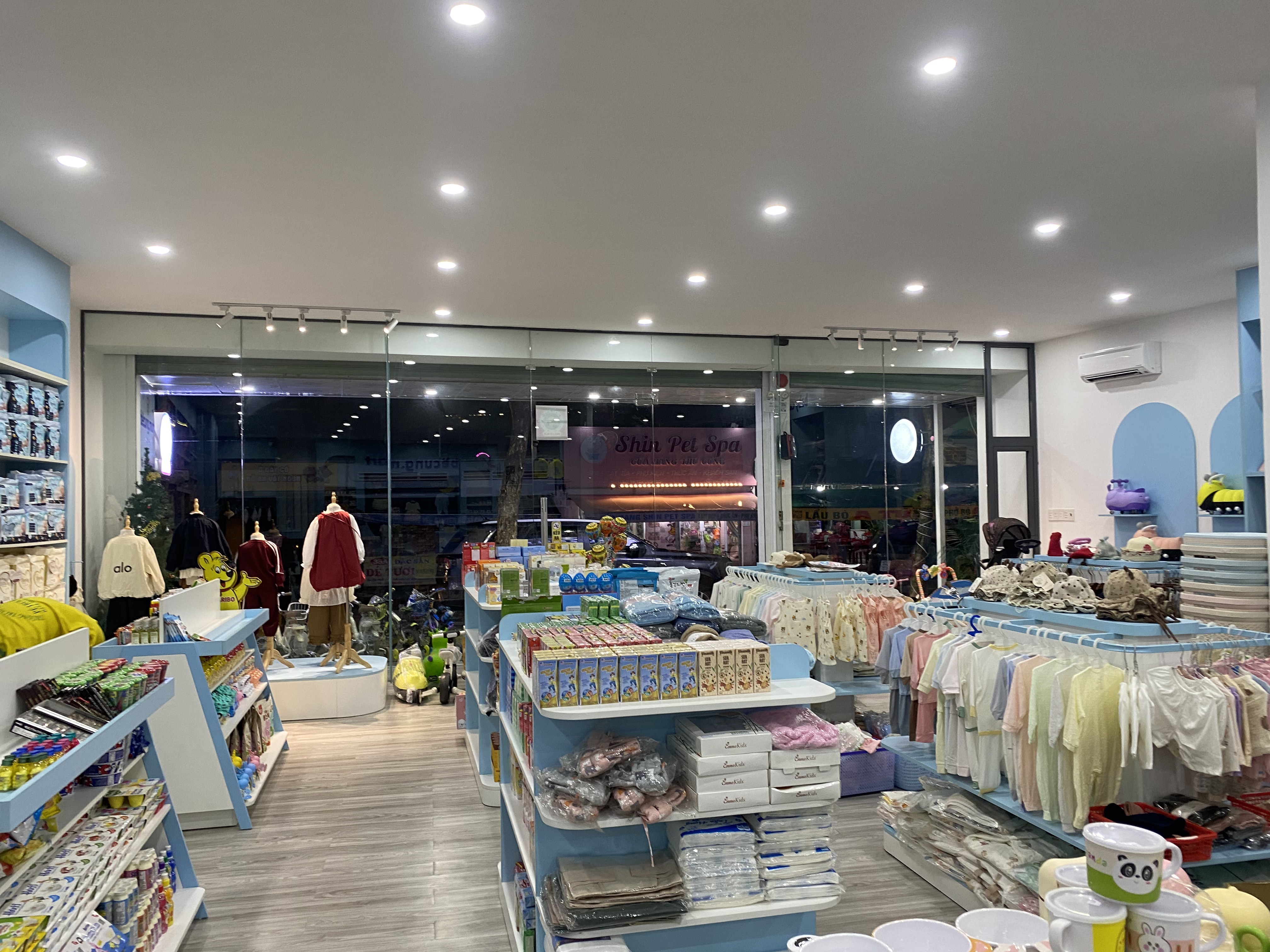 Tổng quan cửa hàng bé cưng.mart sau hoàn thiện với đảo kệ trung tâm, kệ tường và lối đi rõ ràng