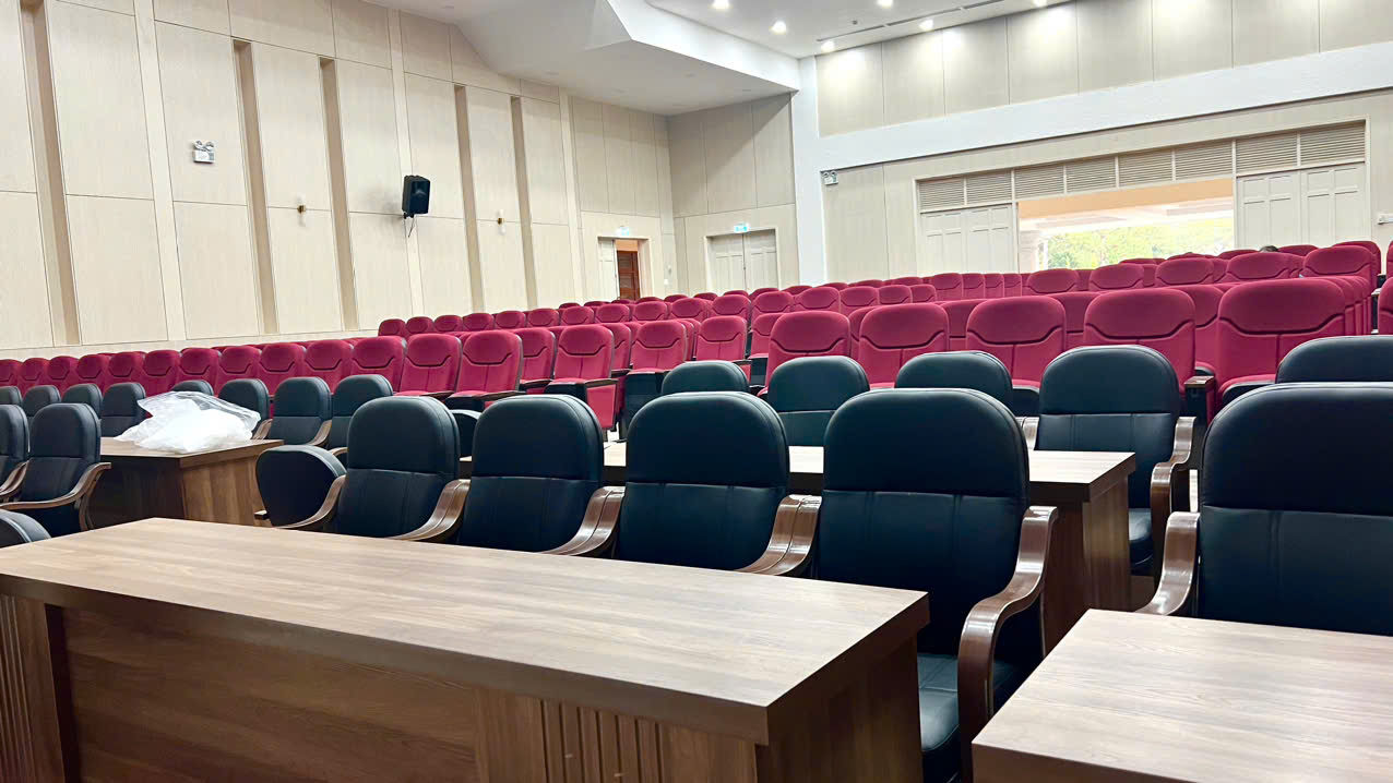 Chi tiết bàn đại biểu và ghế chủ tọa trong hội trường Đại học Yersin