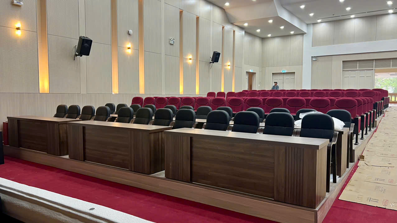 Khu bàn đại biểu và tổng thể hội trường Đại học Yersin