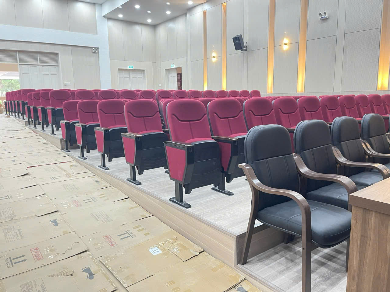 Lối đi bên hông giữa ghế hội trường và khu đại biểu tại Đại học Yersin