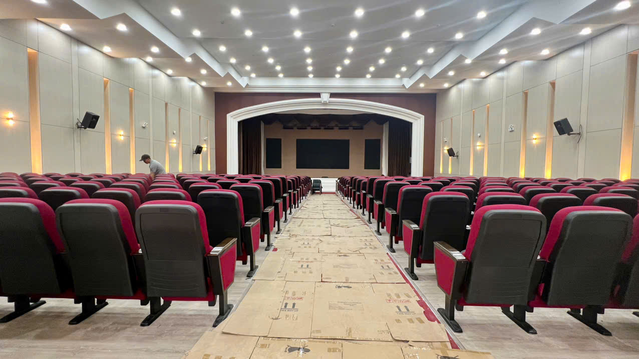 Lối đi trung tâm trong hội trường Đại học Yersin