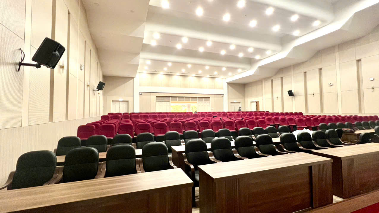 Góc nhìn chéo từ sân khấu xuống dãy ghế hội trường Đại học Yersin