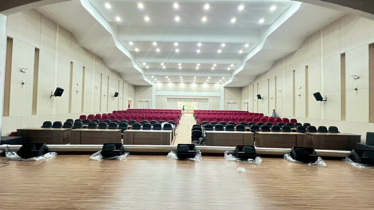 Tầm nhìn từ sân khấu xuống khán phòng hội trường Đại học Yersin