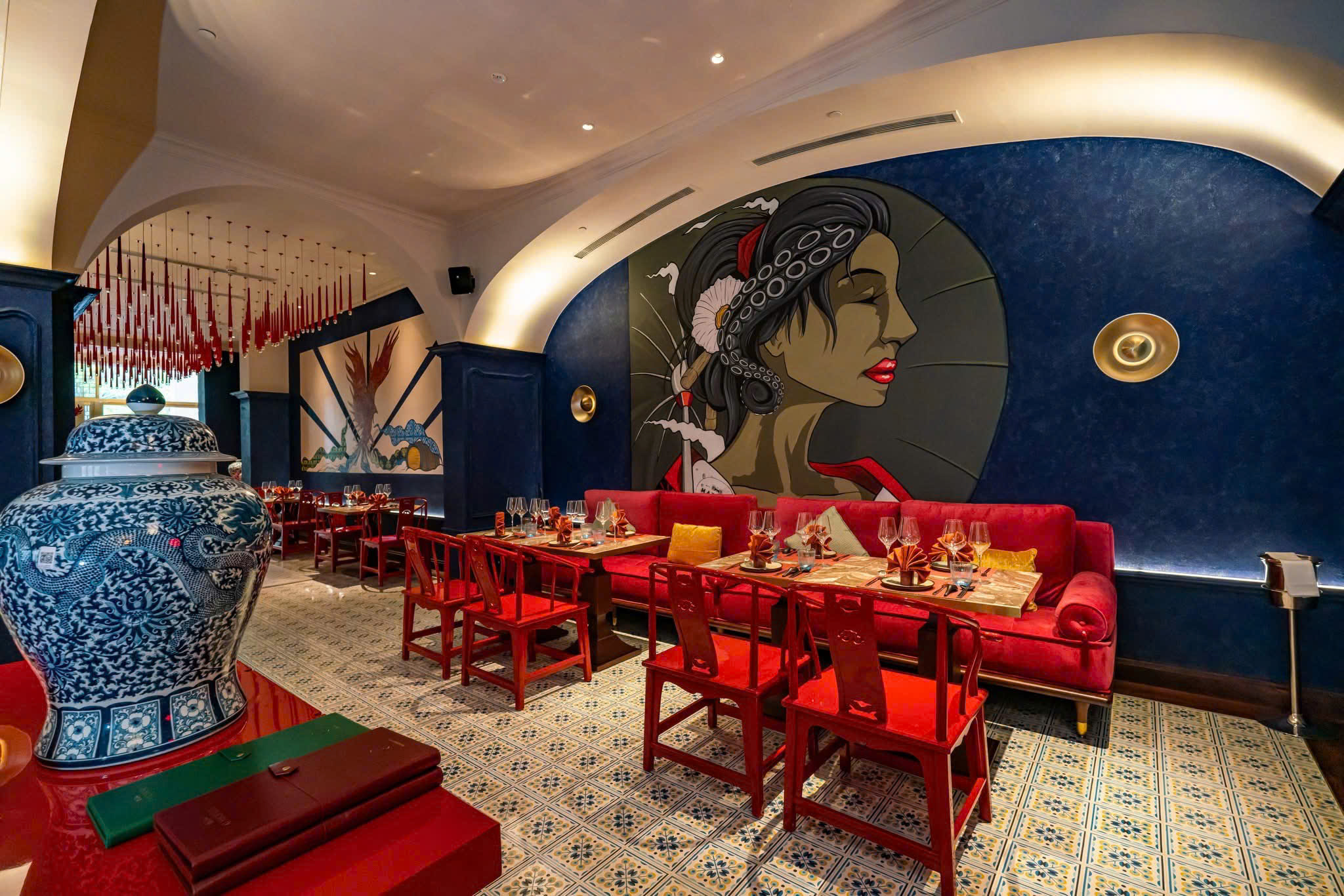 Toàn cảnh khu hồ bơi và Cabana Club trong dự án Movenpick