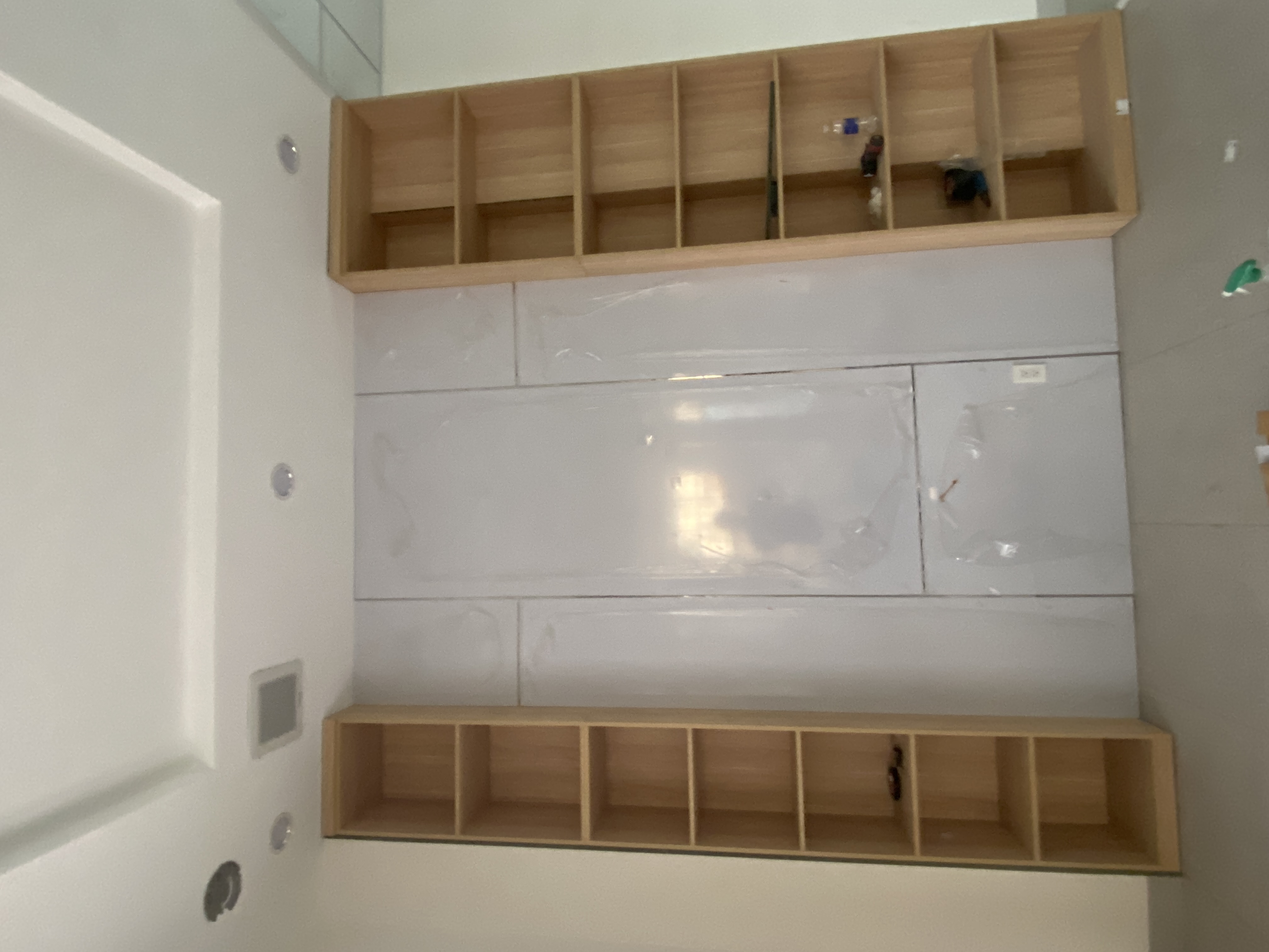 Sảnh tiếp đón hoàn thiện với quầy lễ tân và logo SDV Member of Sonadezi